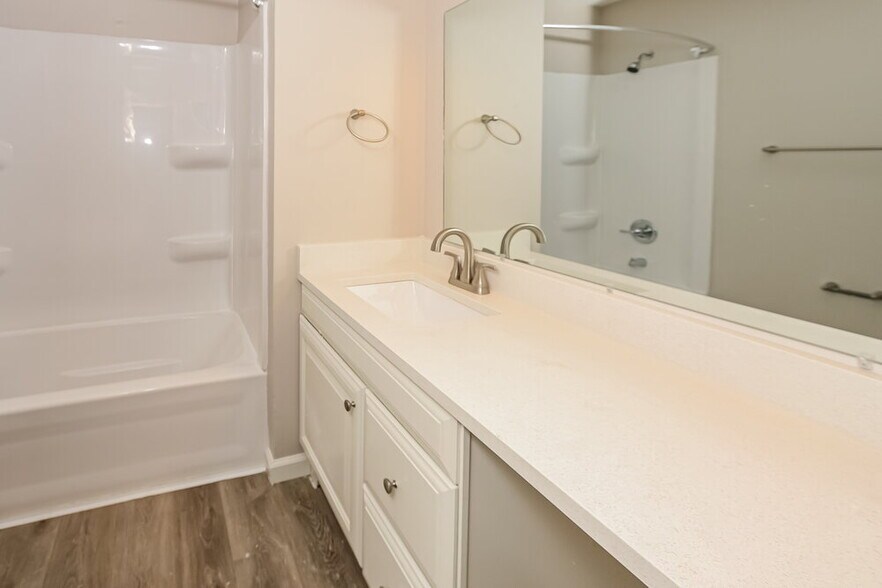 Building Photo - 1108 W Southport Rd