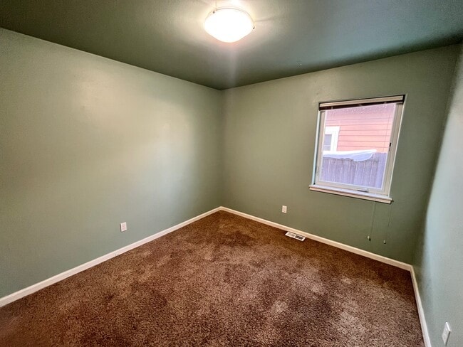 Building Photo - 3905 Thompson Ave