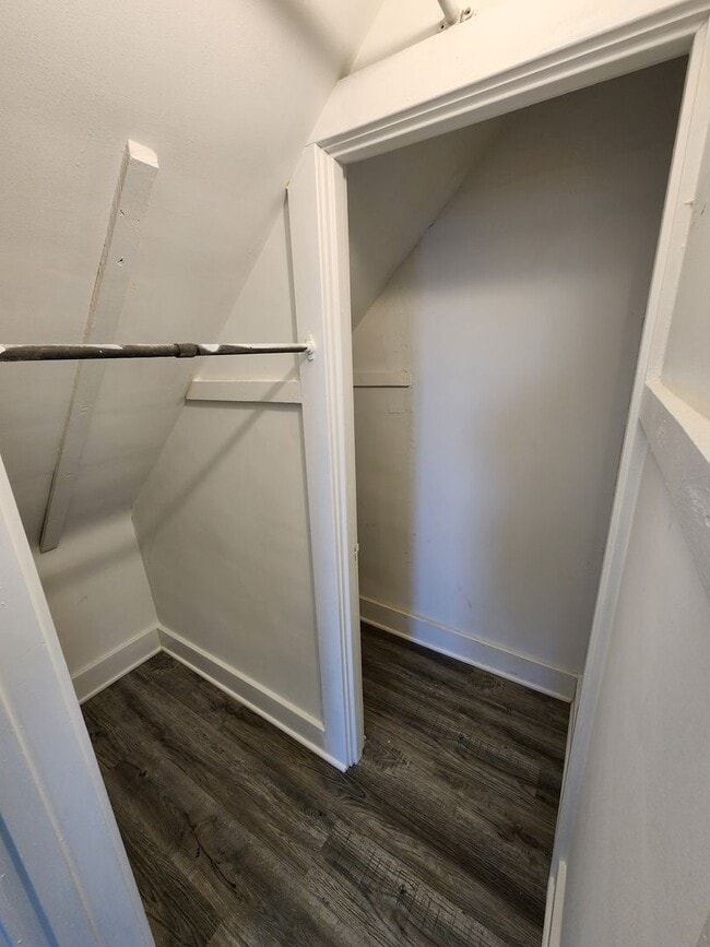 Building Photo - Large 1BR Unit - Freshly Remodeled