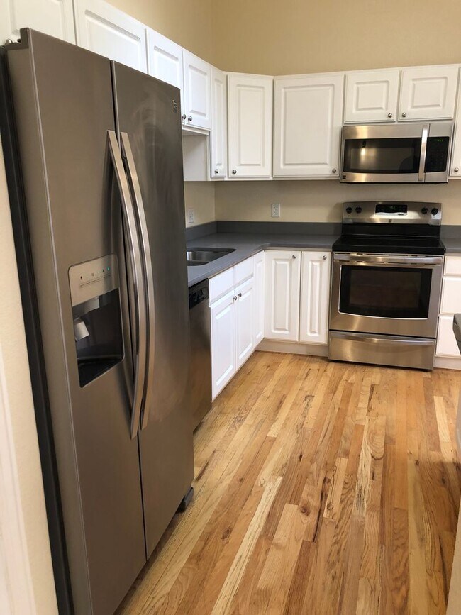 Building Photo - Bright and Open 3 Bed 3 Bath Townhome in G...