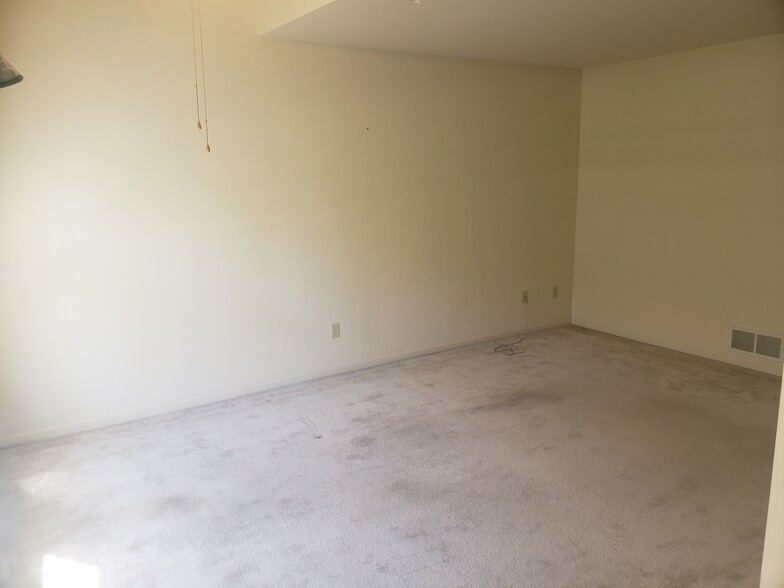 Building Photo - 10 Brookline Ct