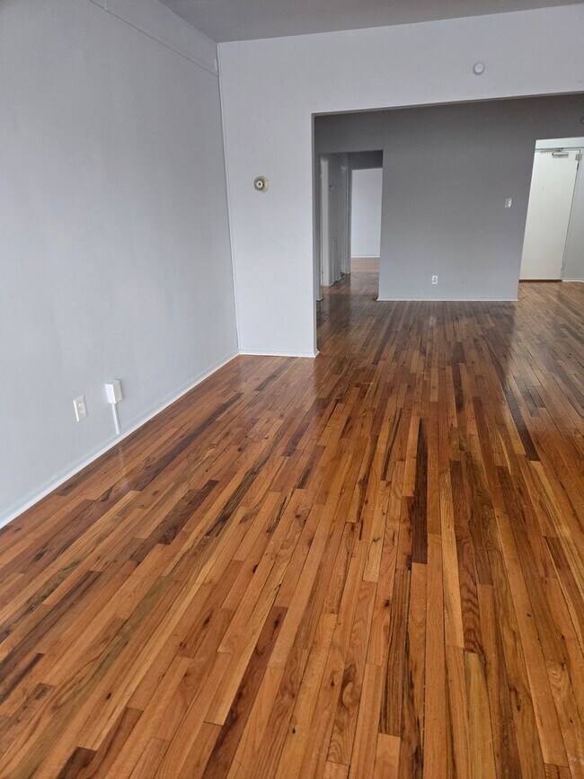 Building Photo - 3 bedrooms, 1.5 bathrooms.