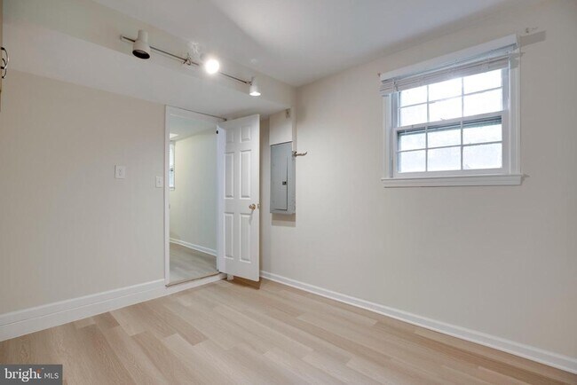 Building Photo - 1501 Walden Dr