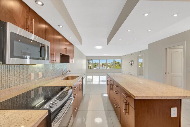 Building Photo - 3121 NE 51st St