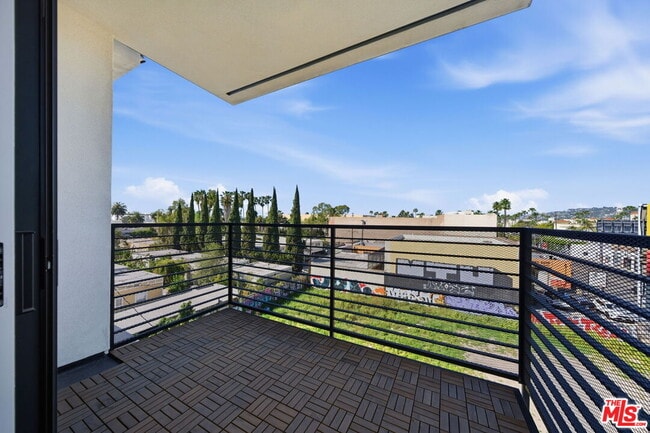 Building Photo - 667 N Wilton Pl