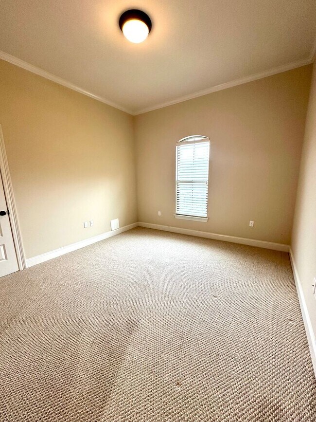 Building Photo - 43283 Pond View Dr