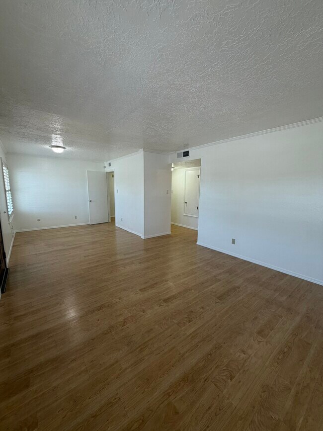 Building Photo - 8125 Eddy Ave NE