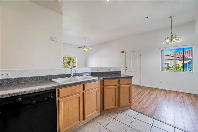 Building Photo - 3 Bedroom Open Layout Condo in Gated Commu...
