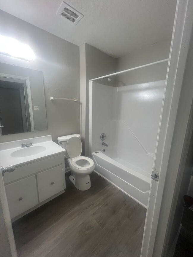 Building Photo - 3 bedrm/ 2 bathroom for only $1700.00