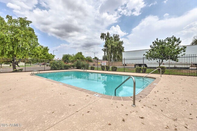 Building Photo - 726 S Nebraska St