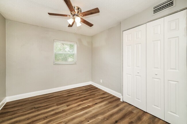 Building Photo - 5BR/2BA | Newly Renovated Single Family Home | Area for office | In Saint Petersburg!