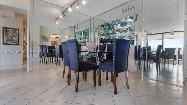 Building Photo - 3701 N Country Club Dr