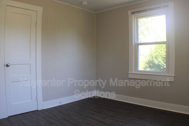 Building Photo - 509 5th St