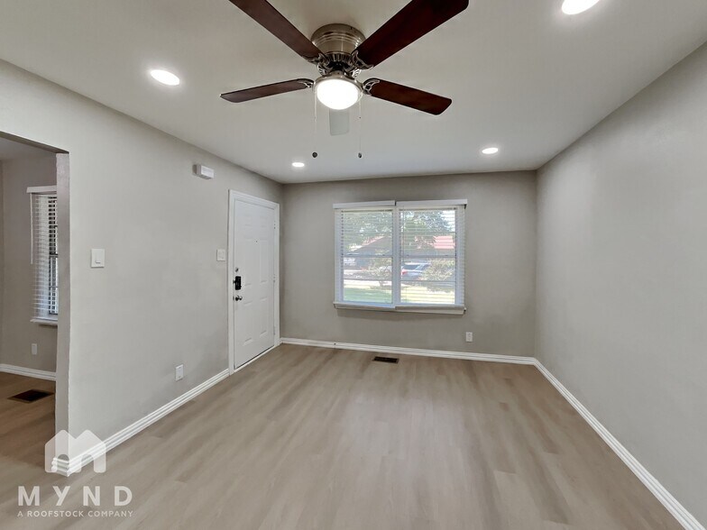 Building Photo - 2728 Rolinda Dr