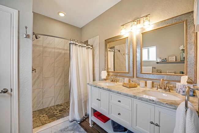 Building Photo - 3 Bedroom / 2 Bathroom super cute house for lease!