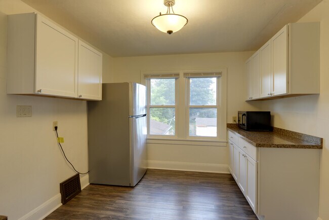 Building Photo - 707 Orange Ave E