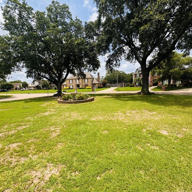 Building Photo - 1112 Shaw Dr