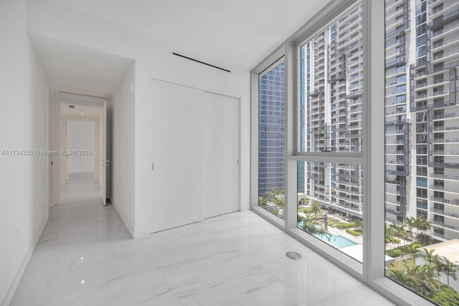 Building Photo - 300 Biscayne Blvd Way