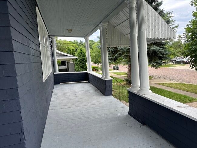 Front Porch - 1003 E Washington St