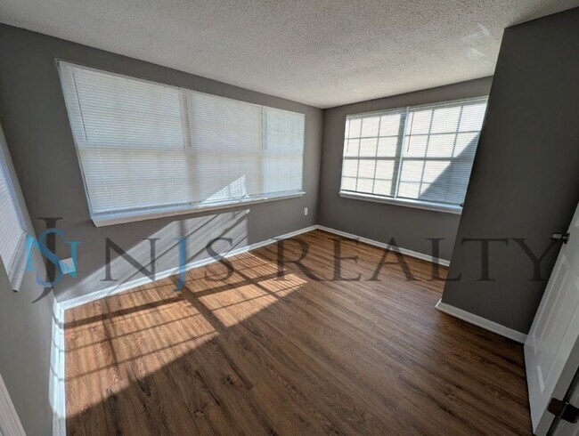 Building Photo - Fabulous 3/1/1 980 Sq. Ft. with NEW AC, NEW flooring, UPDATED kitchen & bath with GRANITE counter...