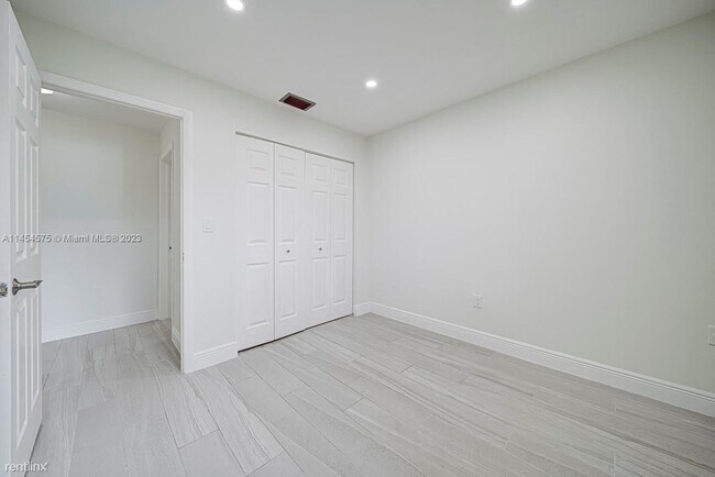 Building Photo - 3 br, 2.5 bath House - 4704 SW 67th Ave