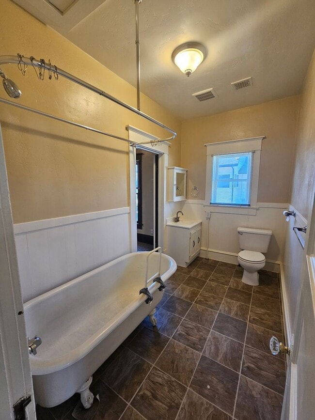 Building Photo - Charming 2 Bedroom with Bonus/Laundry Room