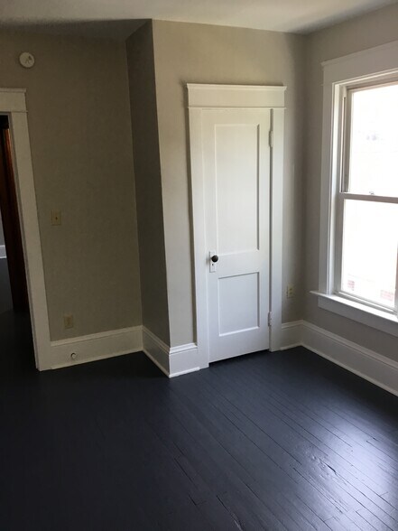 Building Photo - 918 W 32nd St