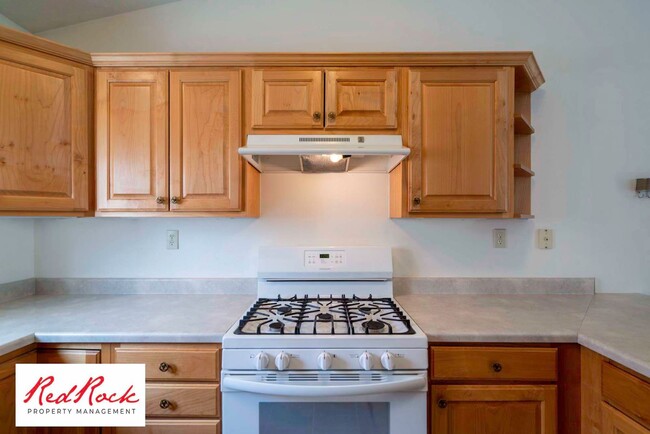 Building Photo - Dog Friendly - 3 Bedroom, 2 Bathroom Prope...