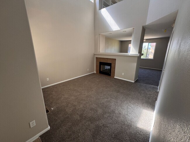 Building Photo - Newly Remodeled 3 Bedroom Home in Claremon...