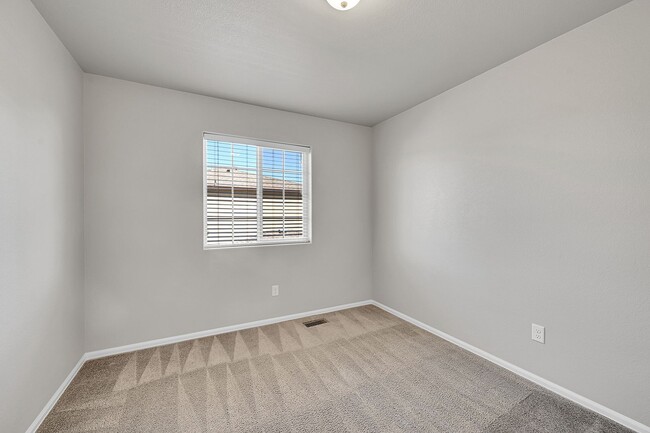 Building Photo - 3 bed 3 bath townhome in gated community w...