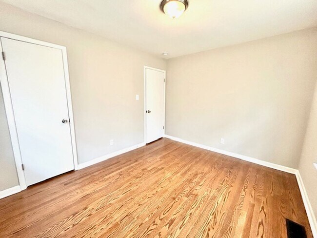 Building Photo - $500 Move In Special-or-$100 off monthly r...