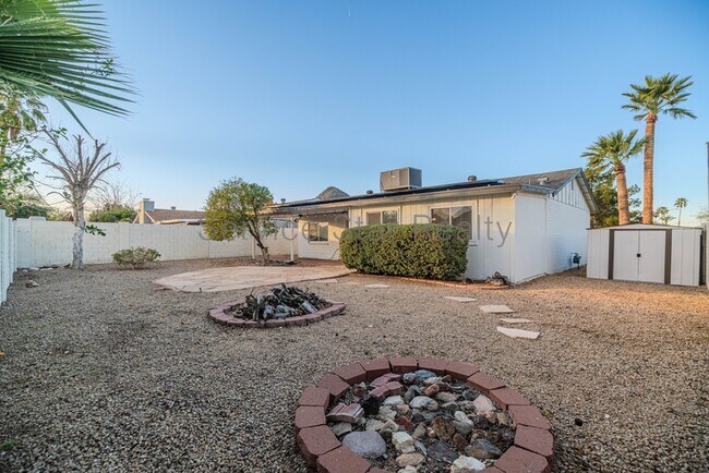 Building Photo - 2609 E Aster Dr