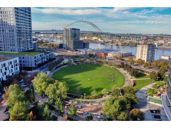 Building Photo - Lovely Corner unit in the Pearl District
