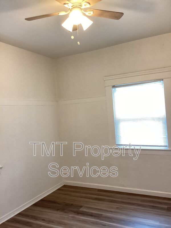 Building Photo - 204 W Oak St
