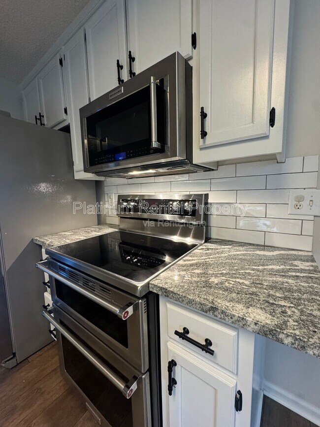 Building Photo - 335 Charlyne Way