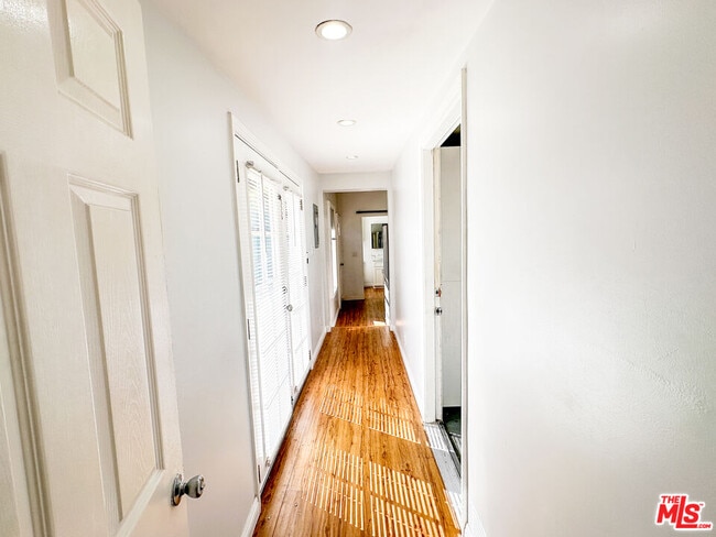 Building Photo - 1413 Paloma St