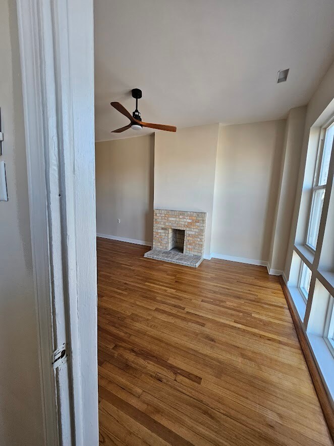 Living Room - 2417 W Warren Blvd