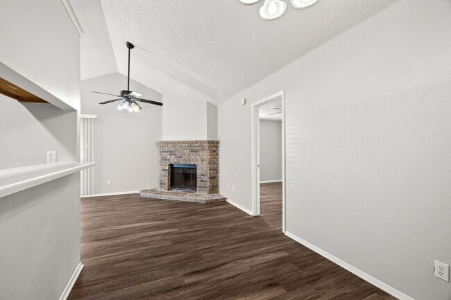 Building Photo - CV-AUS12130 Thompkins