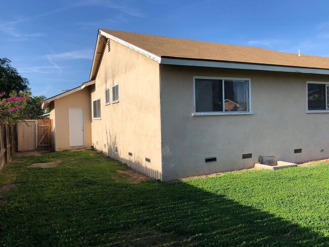 Building Photo - 4 bed 2 bath house with large backyard, 2 ...