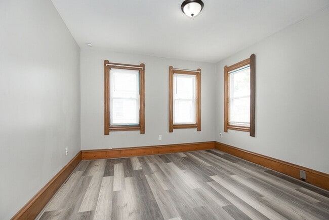 Building Photo - 3 Bedroom/1 bath Single House!!