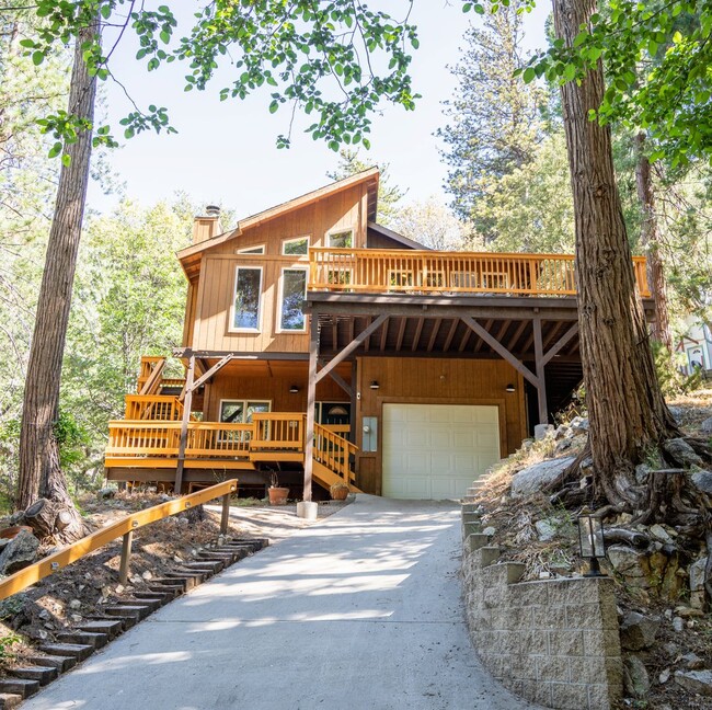 Building Photo - Stunning Lodge Near Beautiful Lake Gregory