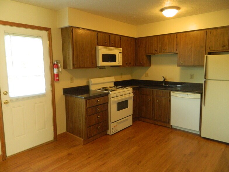 Kitchen - 7400 Chaparral Rd