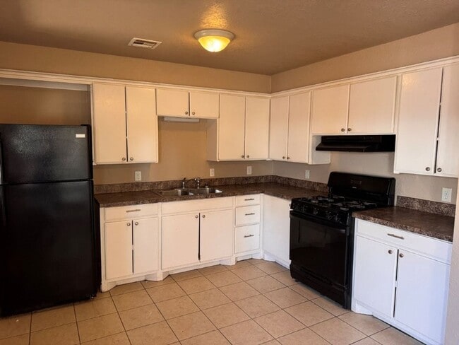 Building Photo - 3 bed, 1 and a 1/2 bath , one car garage! New paint, updates throughout and ready for move in!