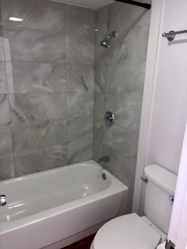 Building Photo - For Rent | New Renovated 1 Bedroom, 1 Bathroom with 1 Assigned Covered Parking at Scenic Tower