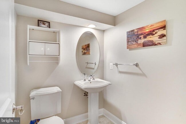 Building Photo - 906 Slaters Ln