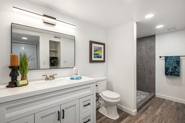 Building Photo - Duplex unit near Downtown! Utilities included!