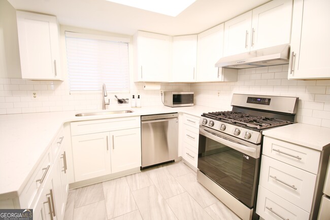 Building Photo - 34 Little Silver Ct