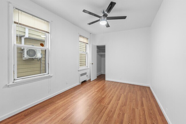 Building Photo - 172 W 49th St