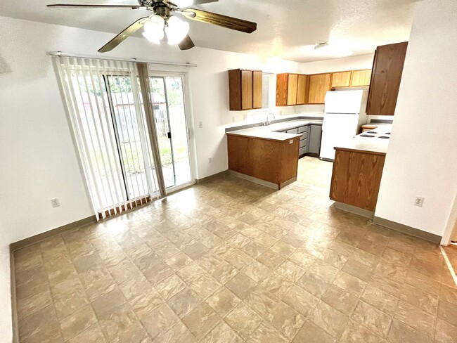 Building Photo - Centennial Neighborhood Newer Construction...