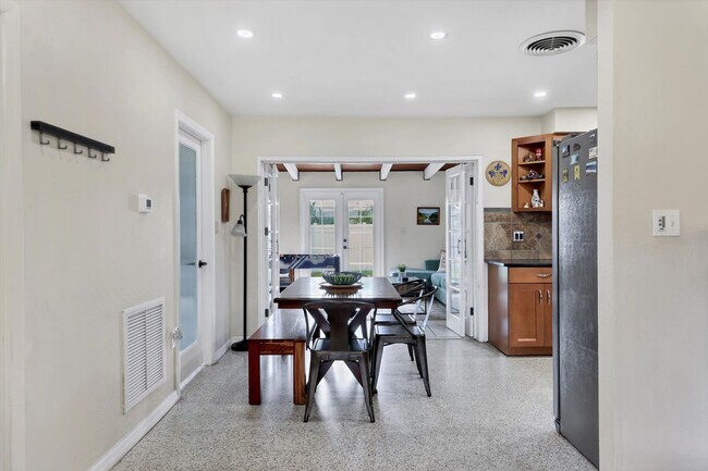 Building Photo - Charming 3 Bed/2 Bath + Den Home in Ringling Park – Minutes to Downtown Sarasota!